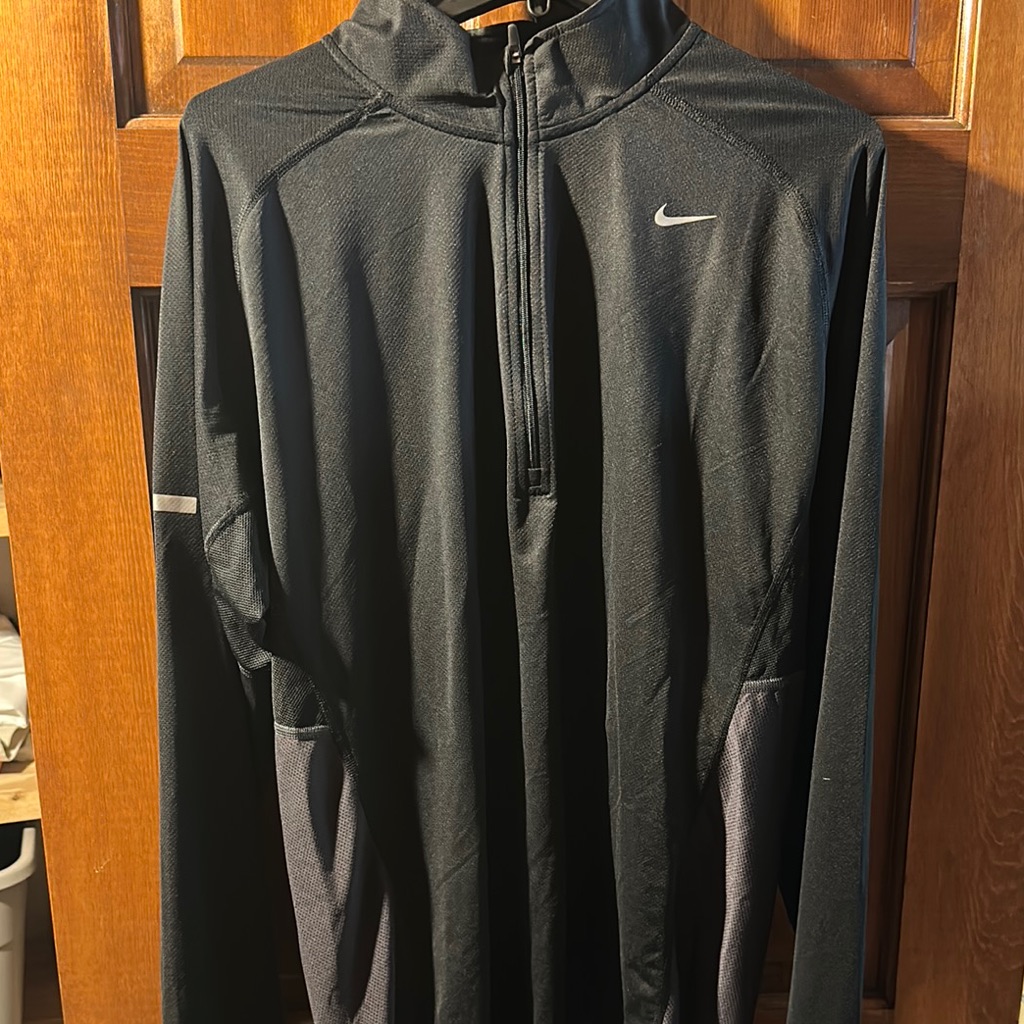 Nike Black Performance Jacket Sleek Athletic Design